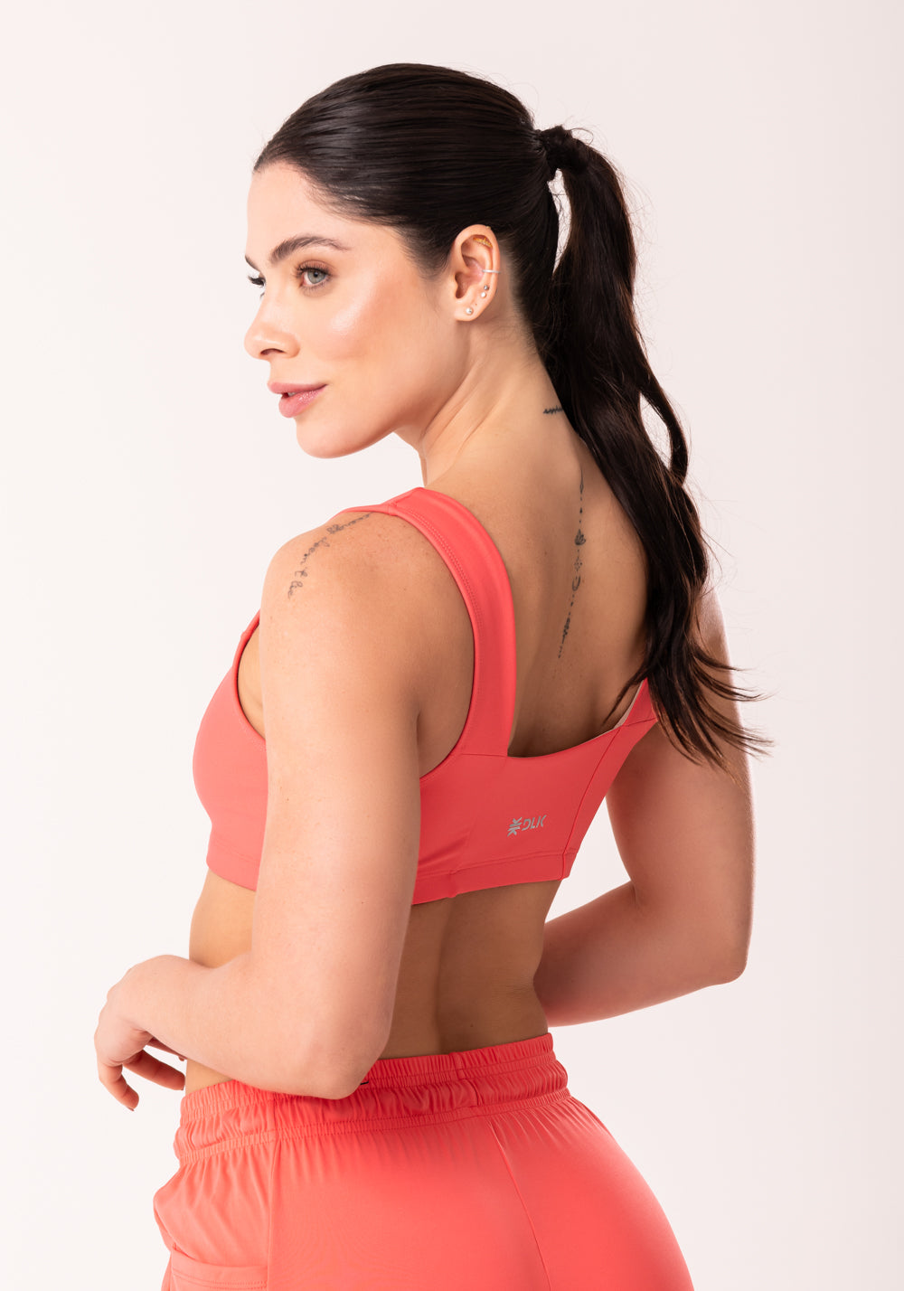 Top Fitness Feminino Coral Com Decote Reto E Recortes Dlk