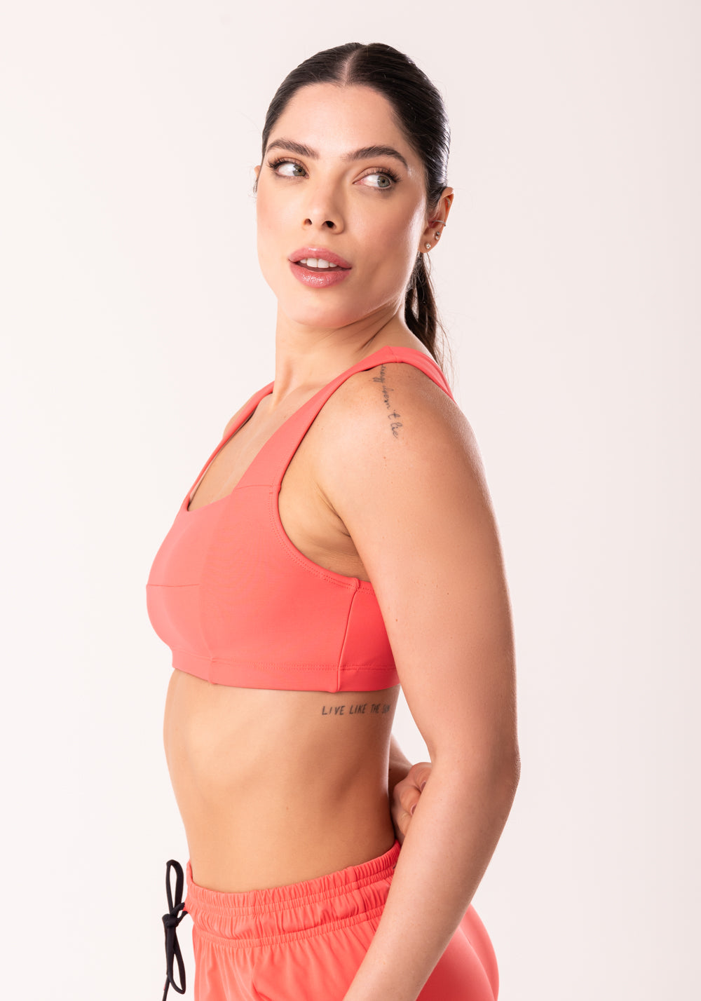 Top Fitness Feminino Coral Com Decote Reto E Recortes Dlk