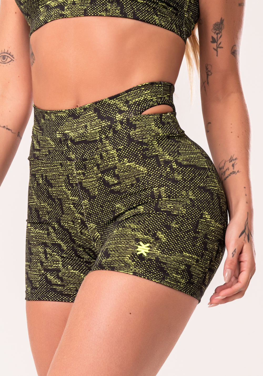 Short Fitness Feminino Neon Com Detalhe Vazado Estampado Camouflage Euphoria Dlk