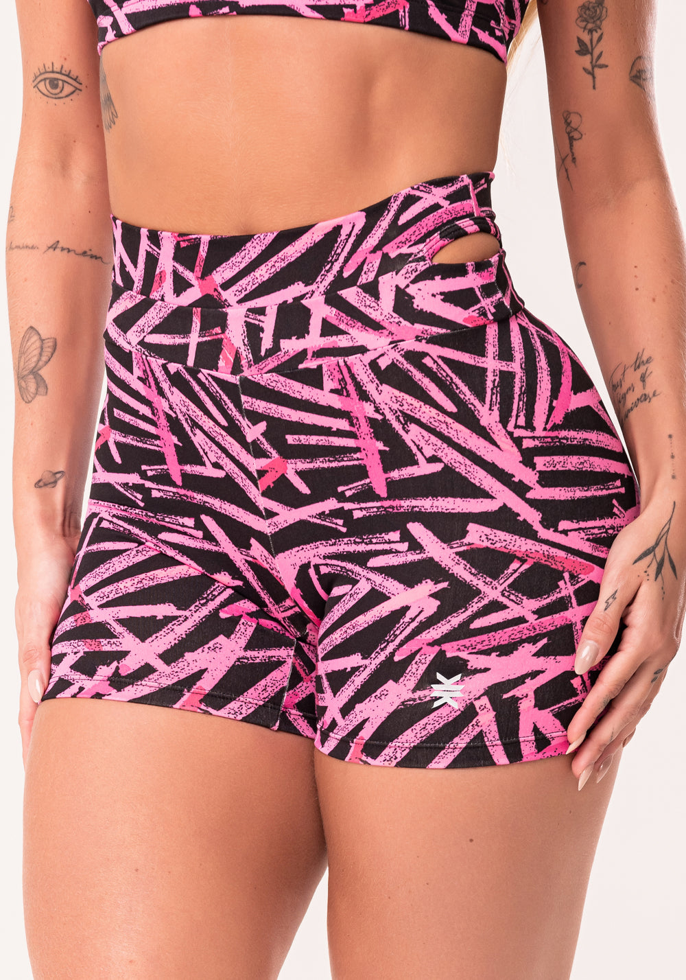 Short Fitness Feminino Rosa Com Detalhe Vazado Estampado Sticks Euphoria Dlk