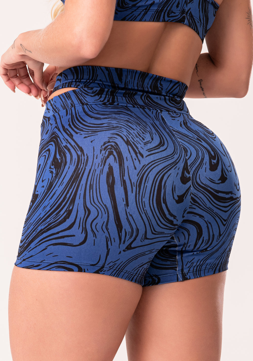 Short Fitness Feminino Azul Com Detalhe Vazado Estampado Abstract Duo Euphoria Dlk