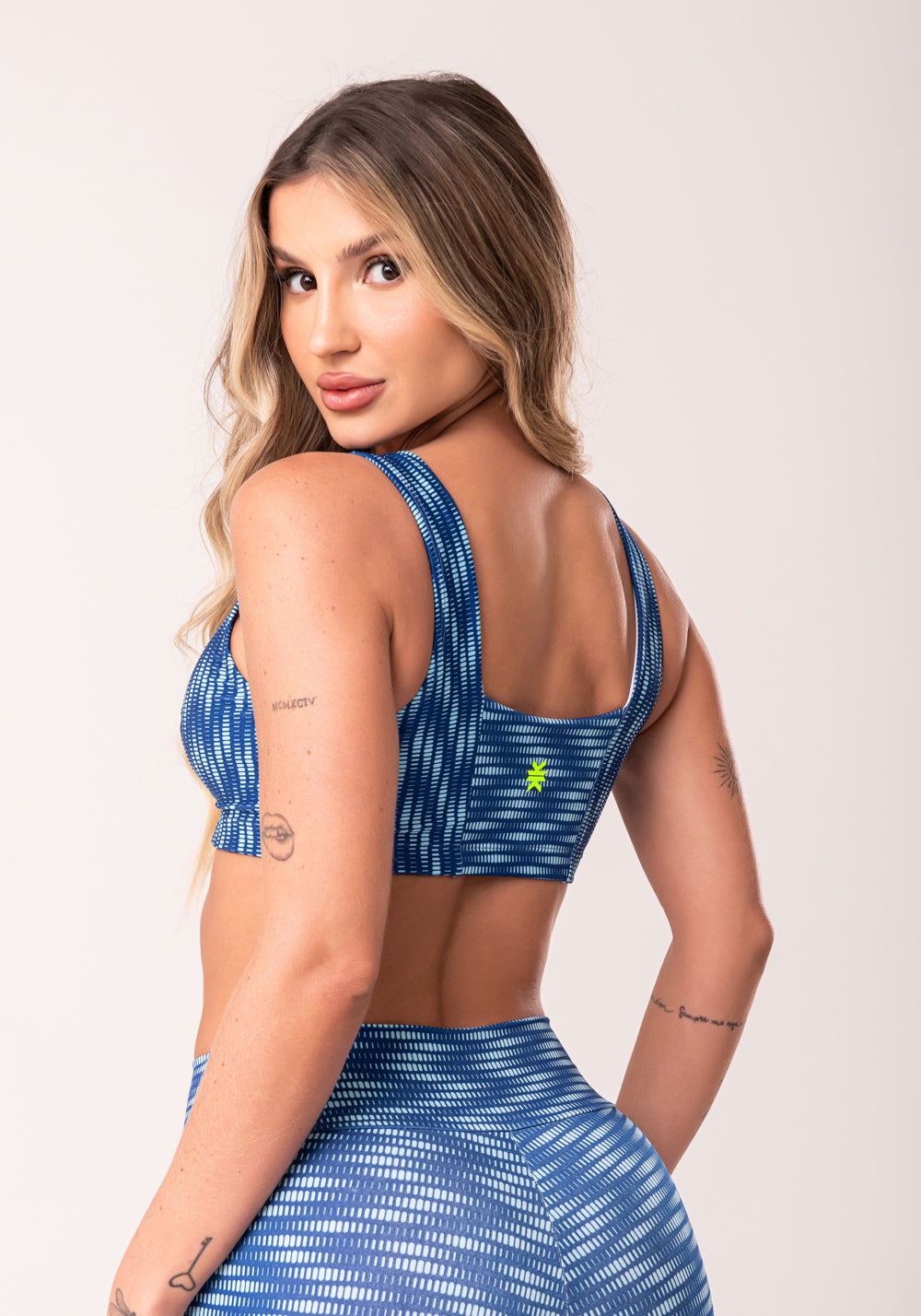 Top Fitness Feminino Azul Decote Reto Estampado Zig Zag Waves Euphoria Dlk