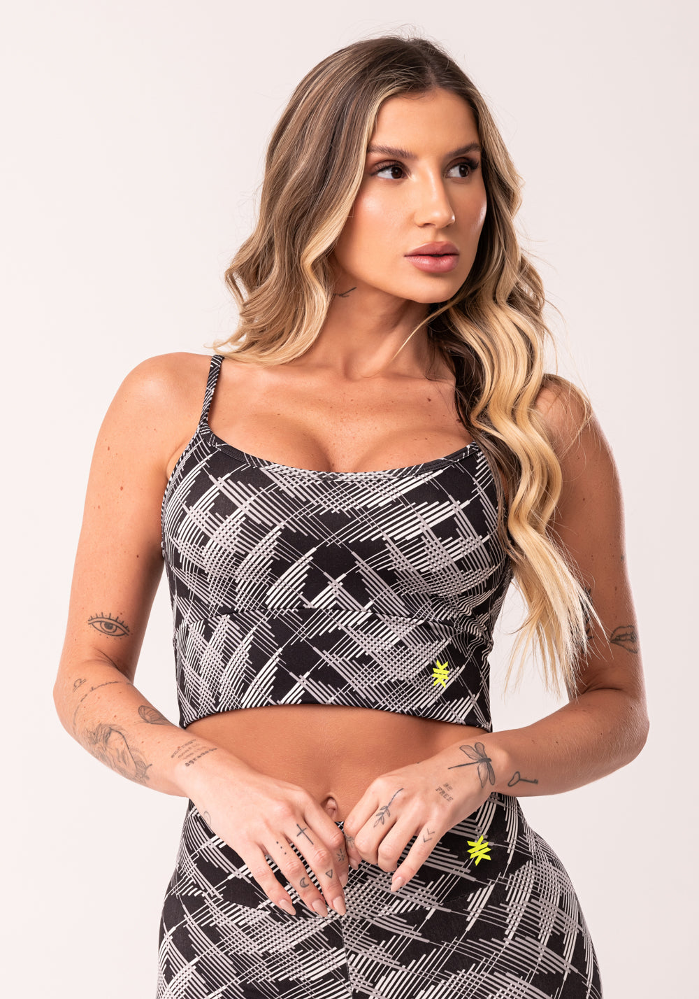 Top Fitness Feminino Cinza Com Bojo Estampado Abstract Lines Euphoria Dlk
