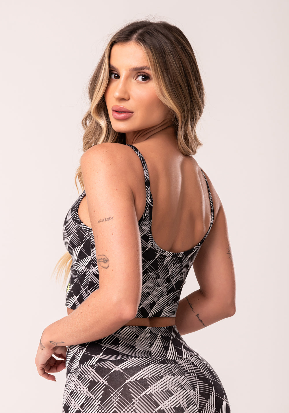 Top Fitness Feminino Cinza Com Bojo Estampado Abstract Lines Euphoria Dlk