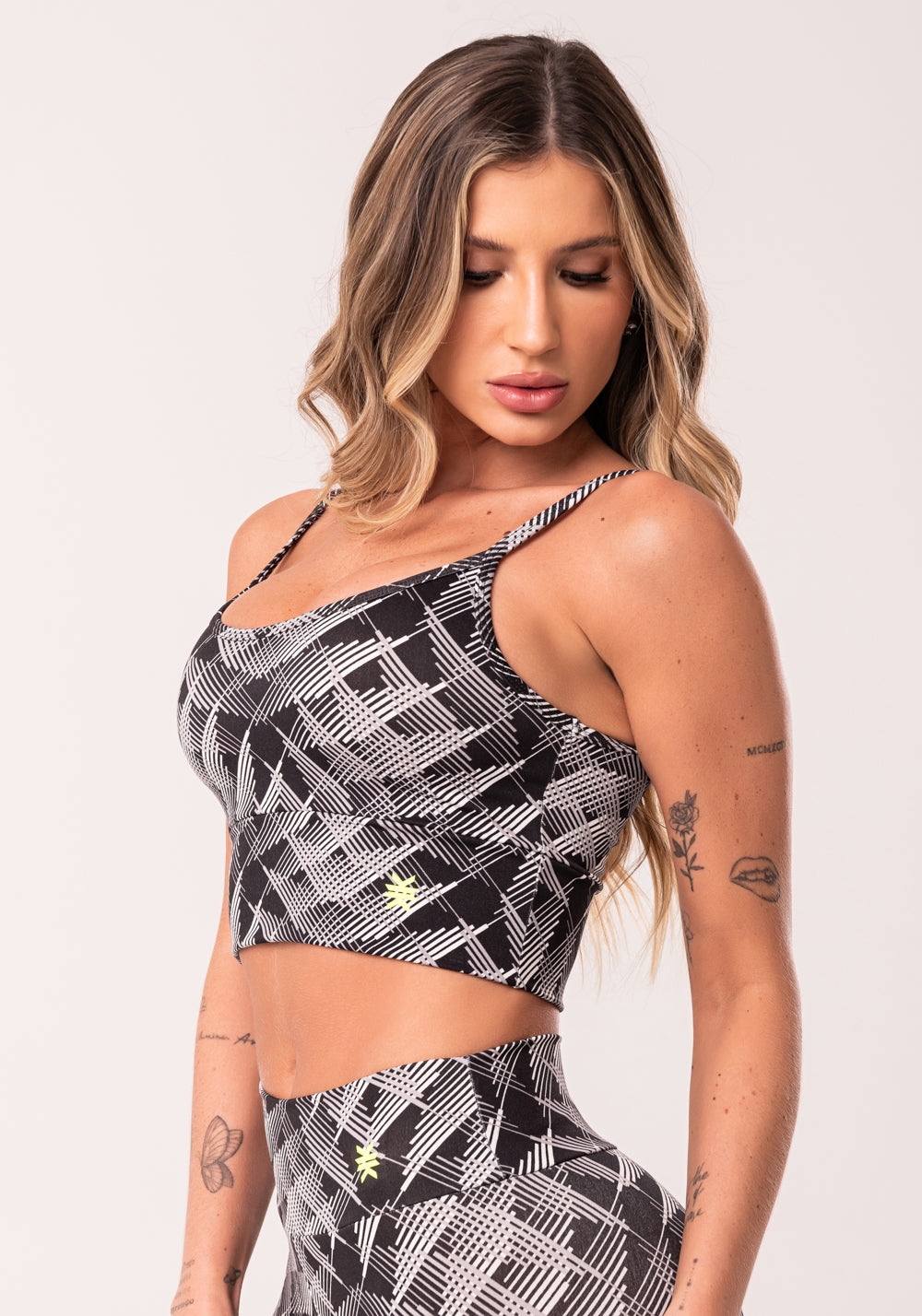 Top Fitness Feminino Cinza Com Bojo Estampado Abstract Lines Euphoria Dlk