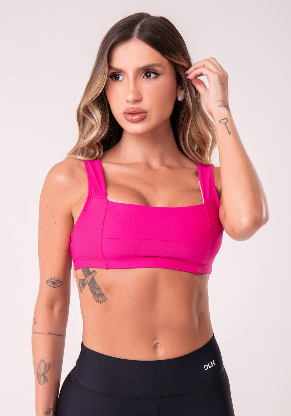 Top Fitness Feminino Pink Com Decote Reto E Recortes Dlk