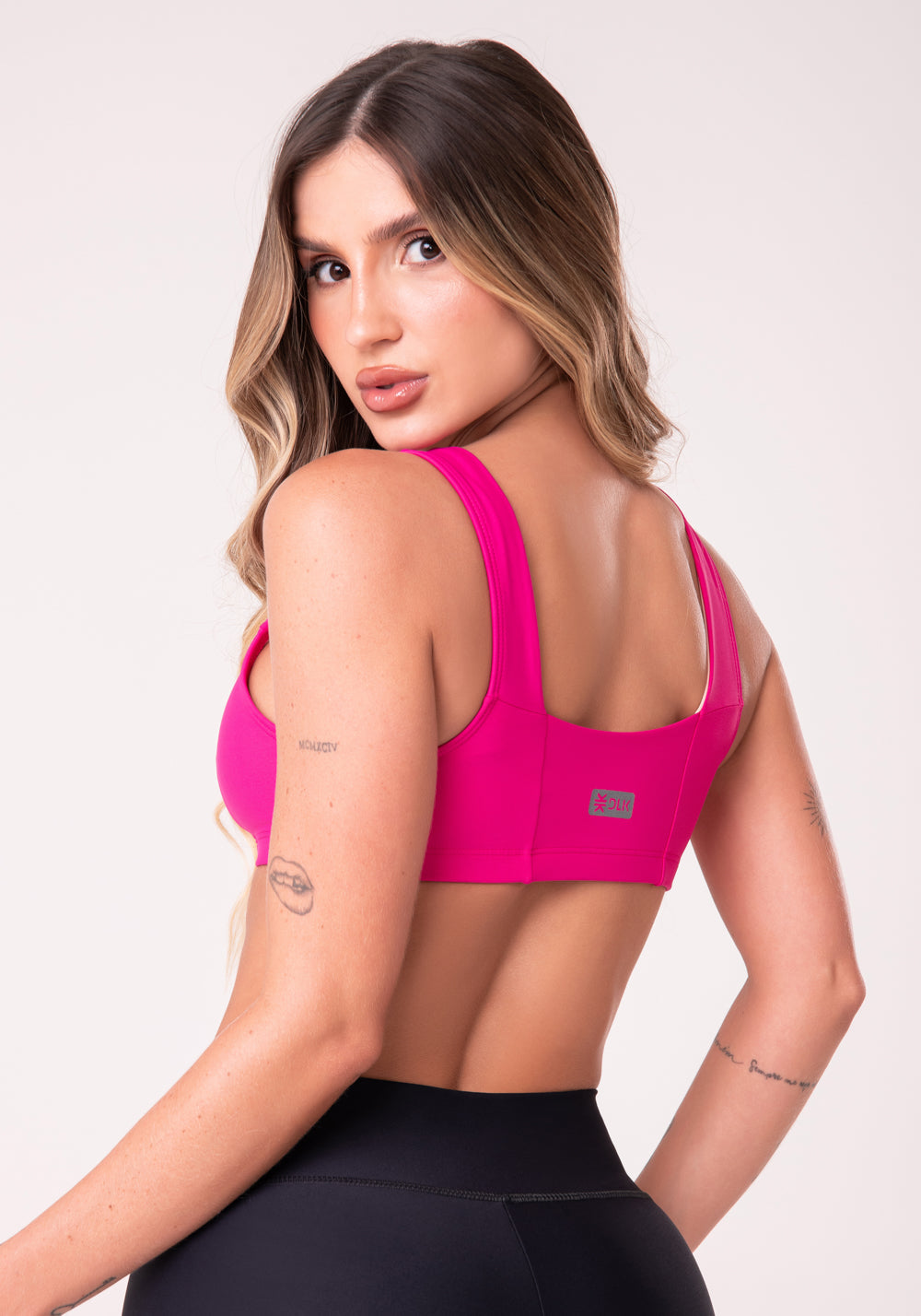 Top Fitness Feminino Pink Com Decote Reto E Recortes Dlk