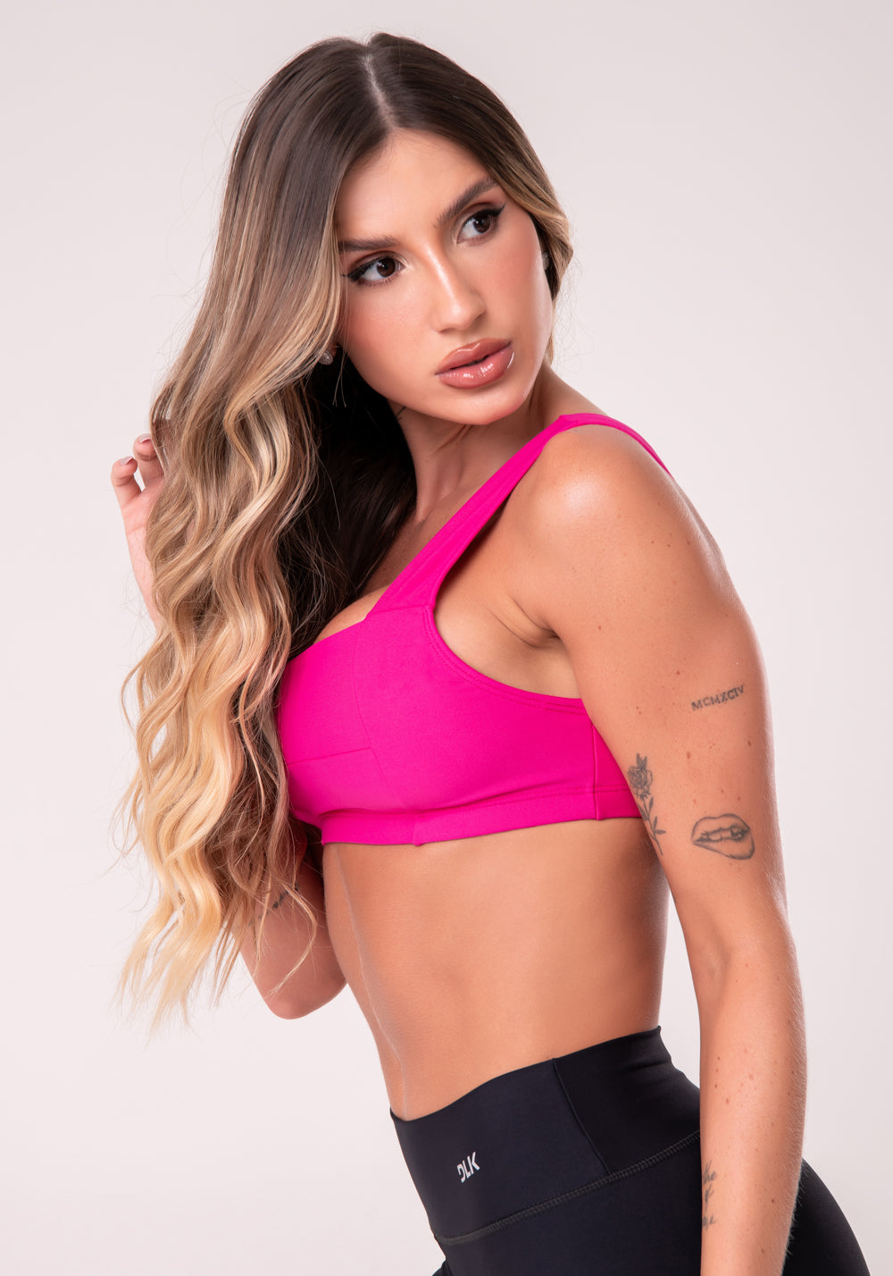 Top Fitness Feminino Pink Com Decote Reto E Recortes Dlk