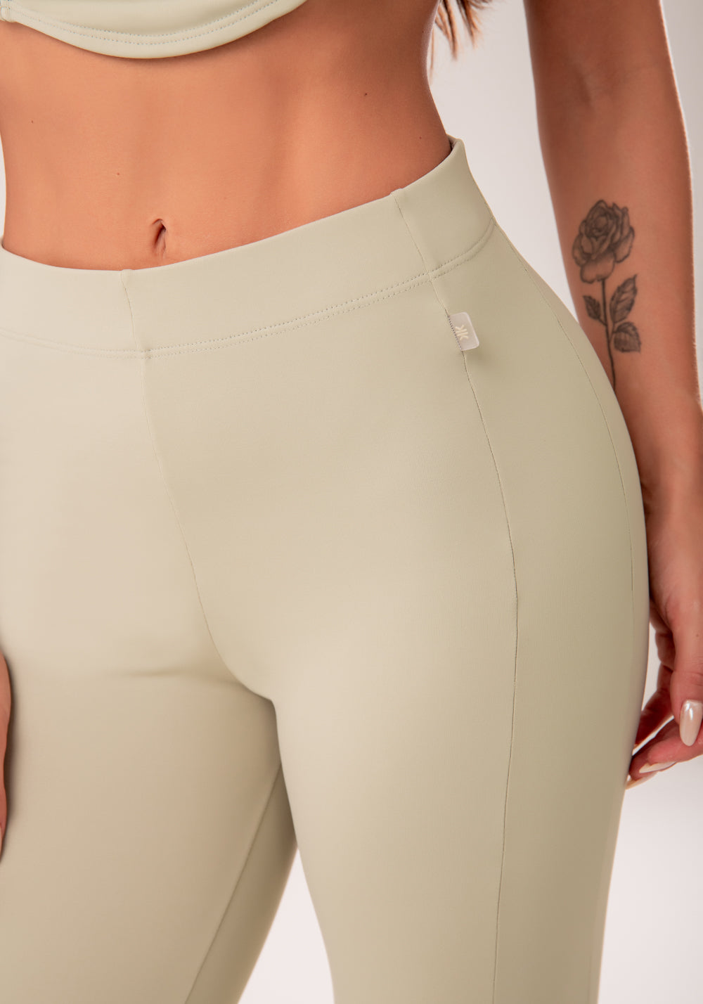 Calça Flare Feminina Oliva Com Fenda Harmony Dlk