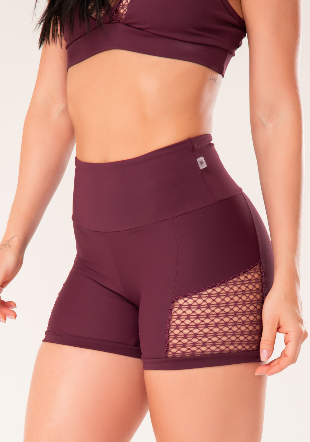 Short Fitness Feminino Vinho Com Recortes Em Tela Harmony Dlk