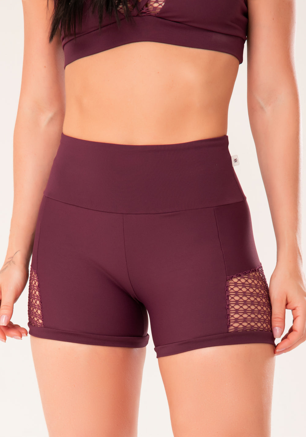 Short Fitness Feminino Vinho Com Recortes Em Tela Harmony Dlk