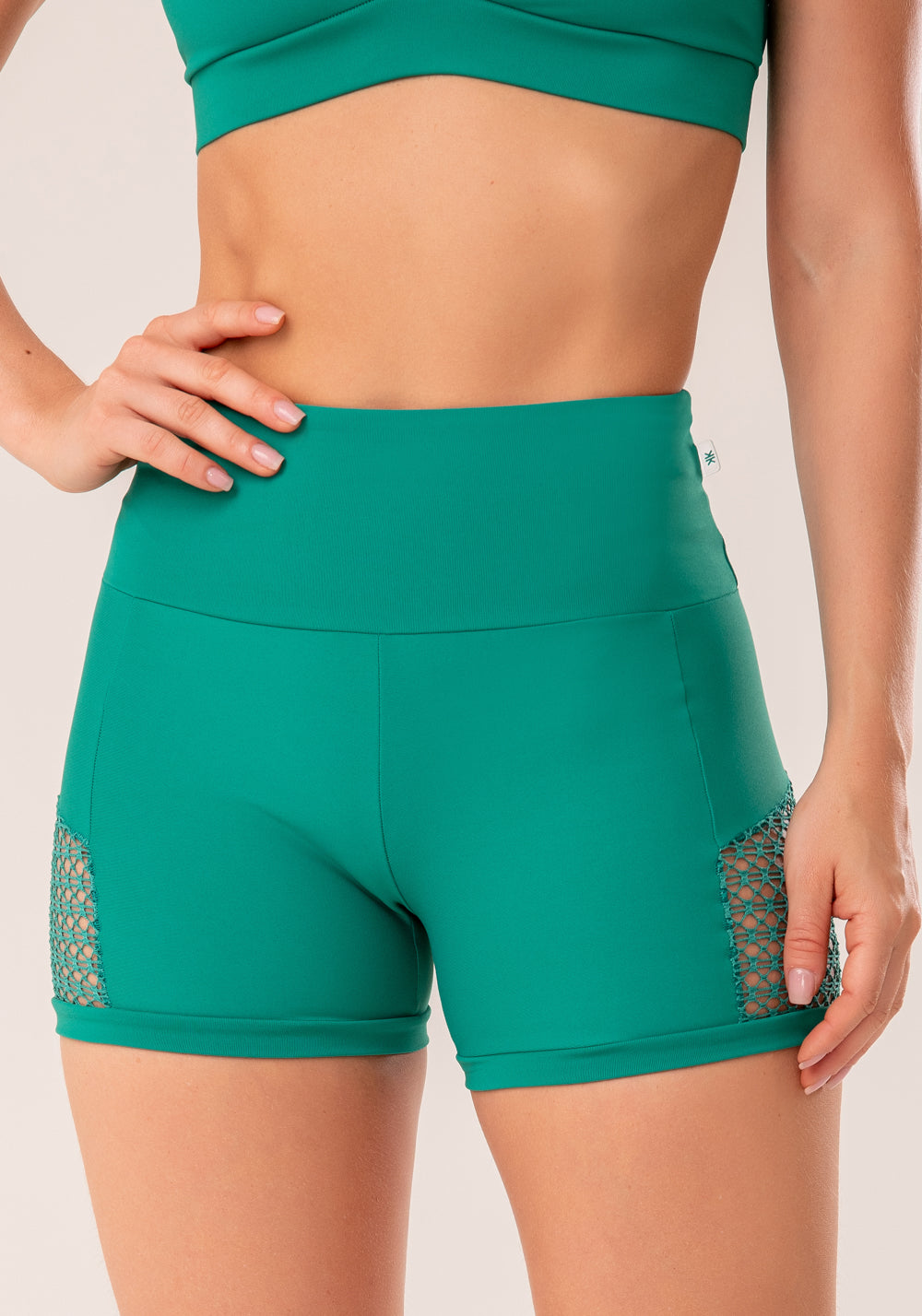 Short Fitness Feminino Verde Com Recortes Em Tela Harmony Dlk