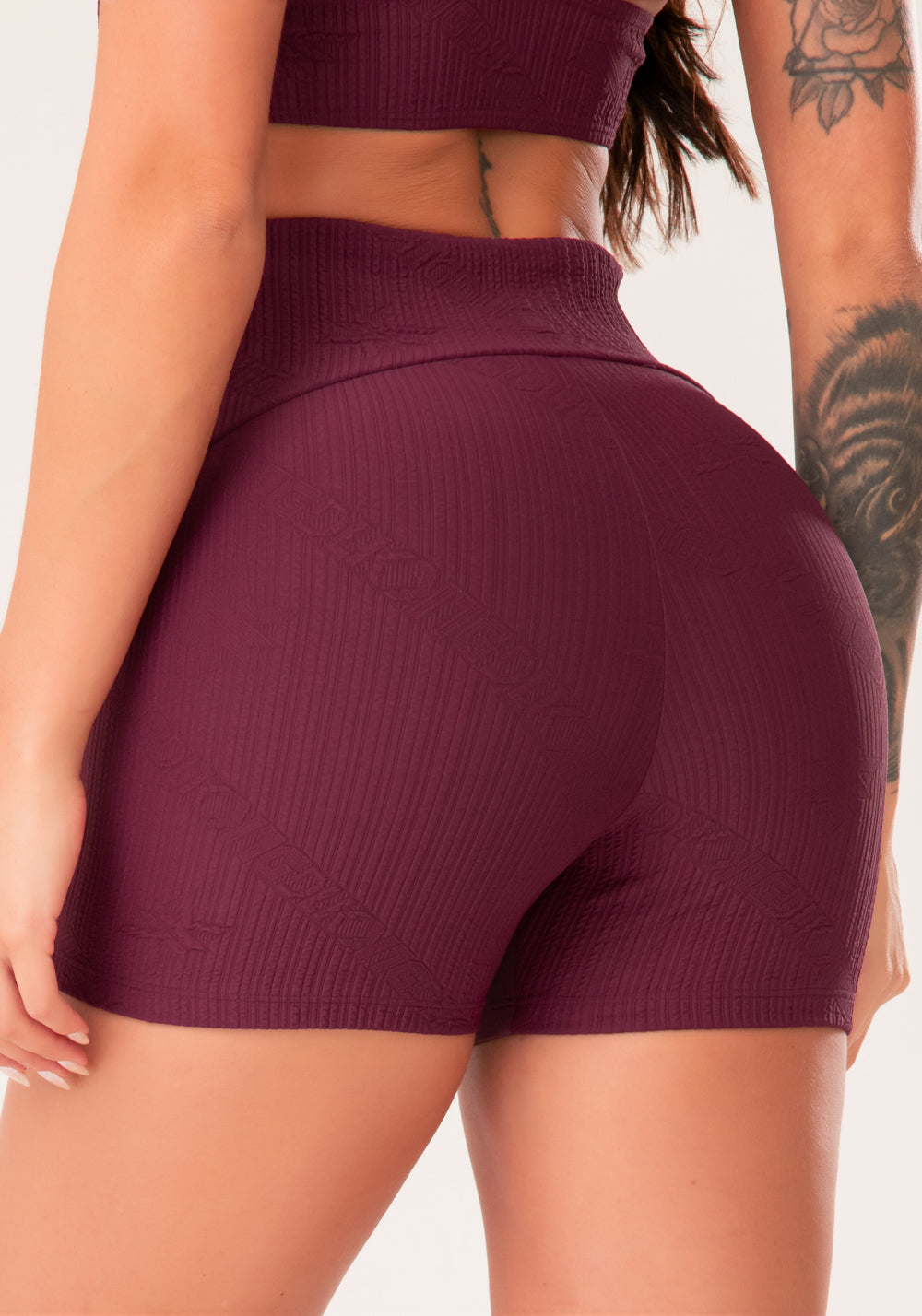Short Fitness Feminino Vinho Com Recortes Texturizados Harmony Dlk