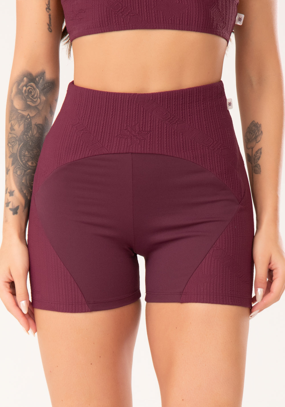 Short Fitness Feminino Vinho Com Recortes Texturizados Harmony Dlk