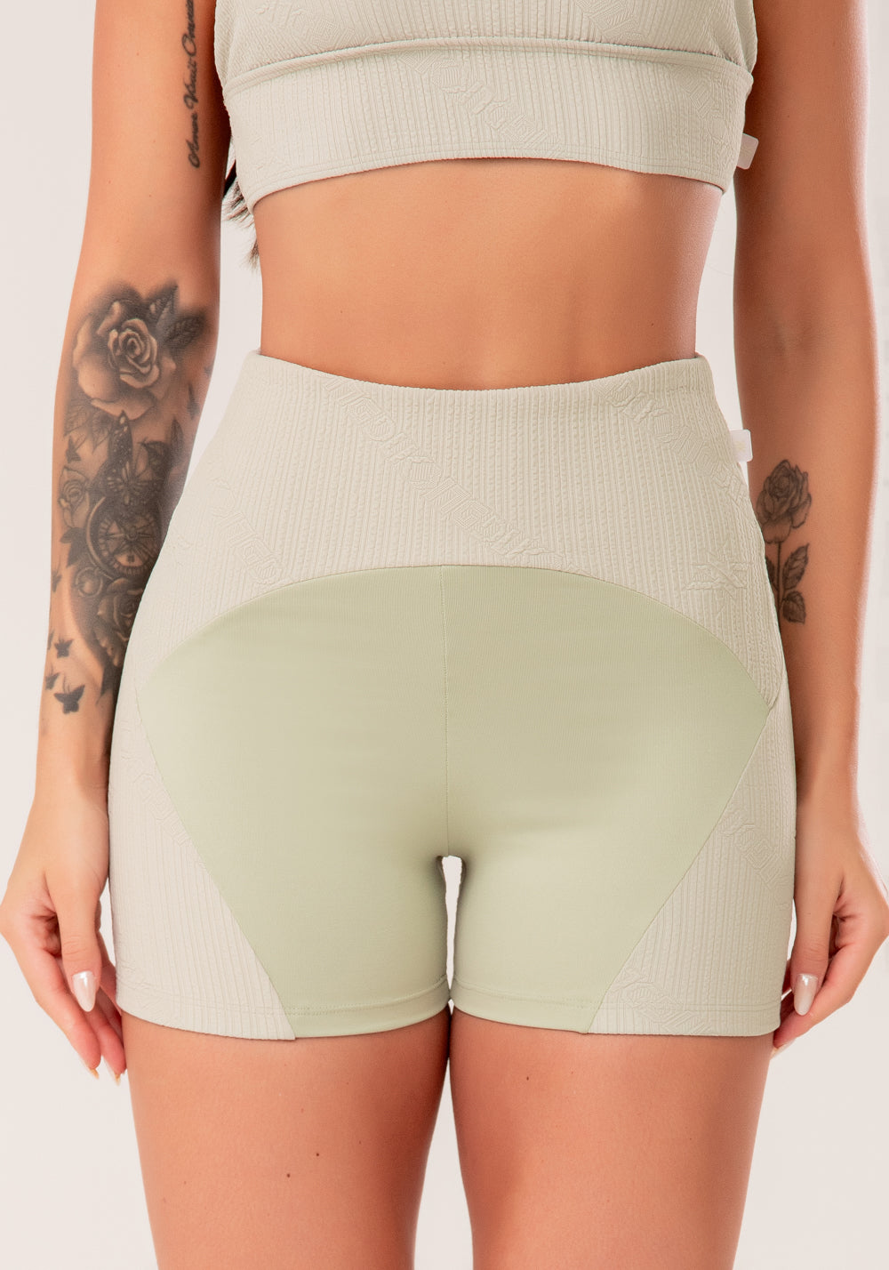 Short Fitness Feminino Oliva Com Recortes Texturizados Harmony Dlk