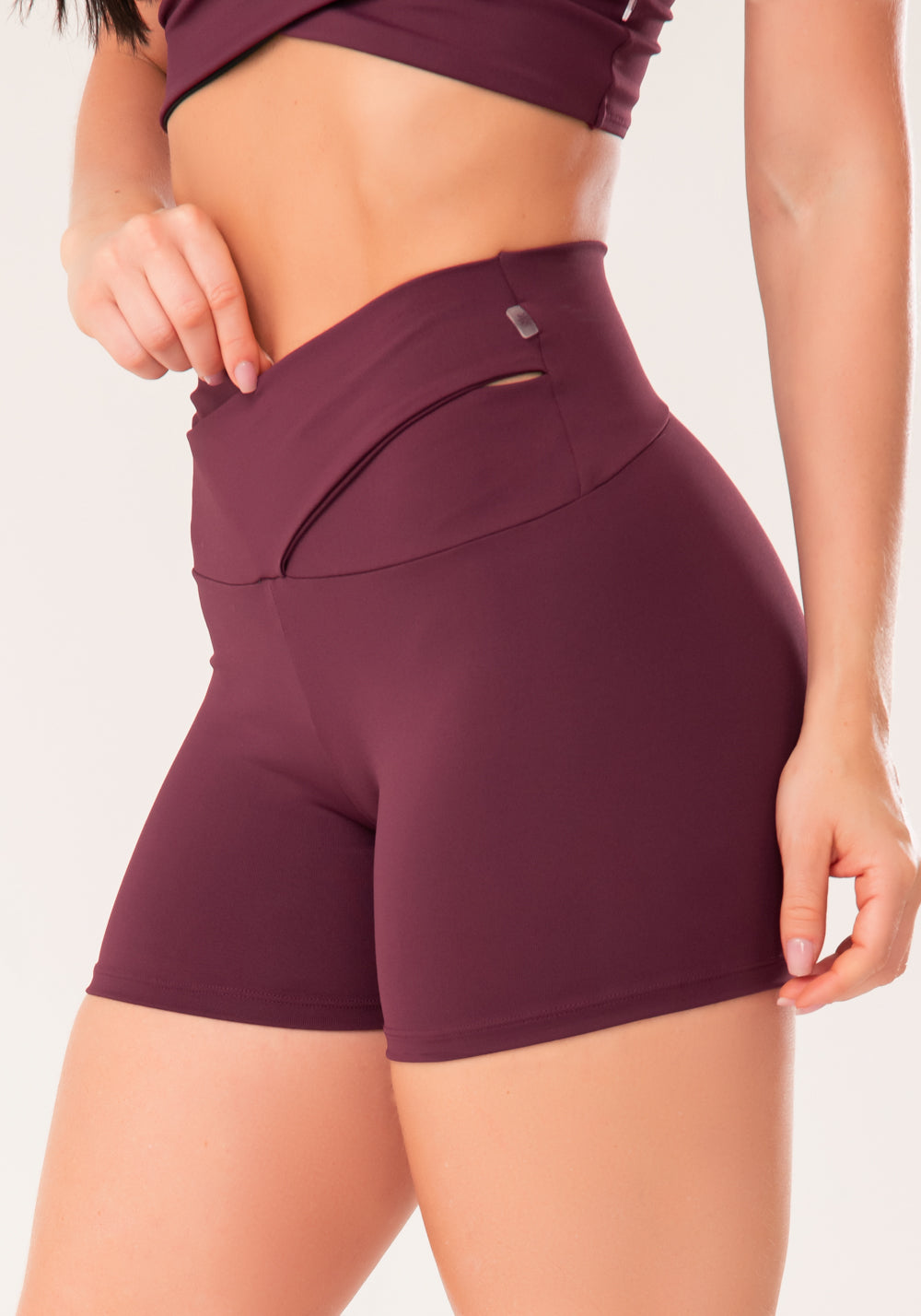Short Fitness Feminino Vinho Com Cós Transpassado Harmony Dlk