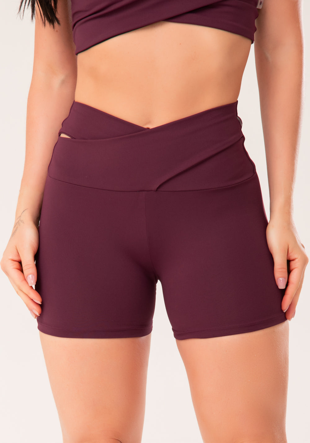 Short Fitness Feminino Vinho Com Cós Transpassado Harmony Dlk