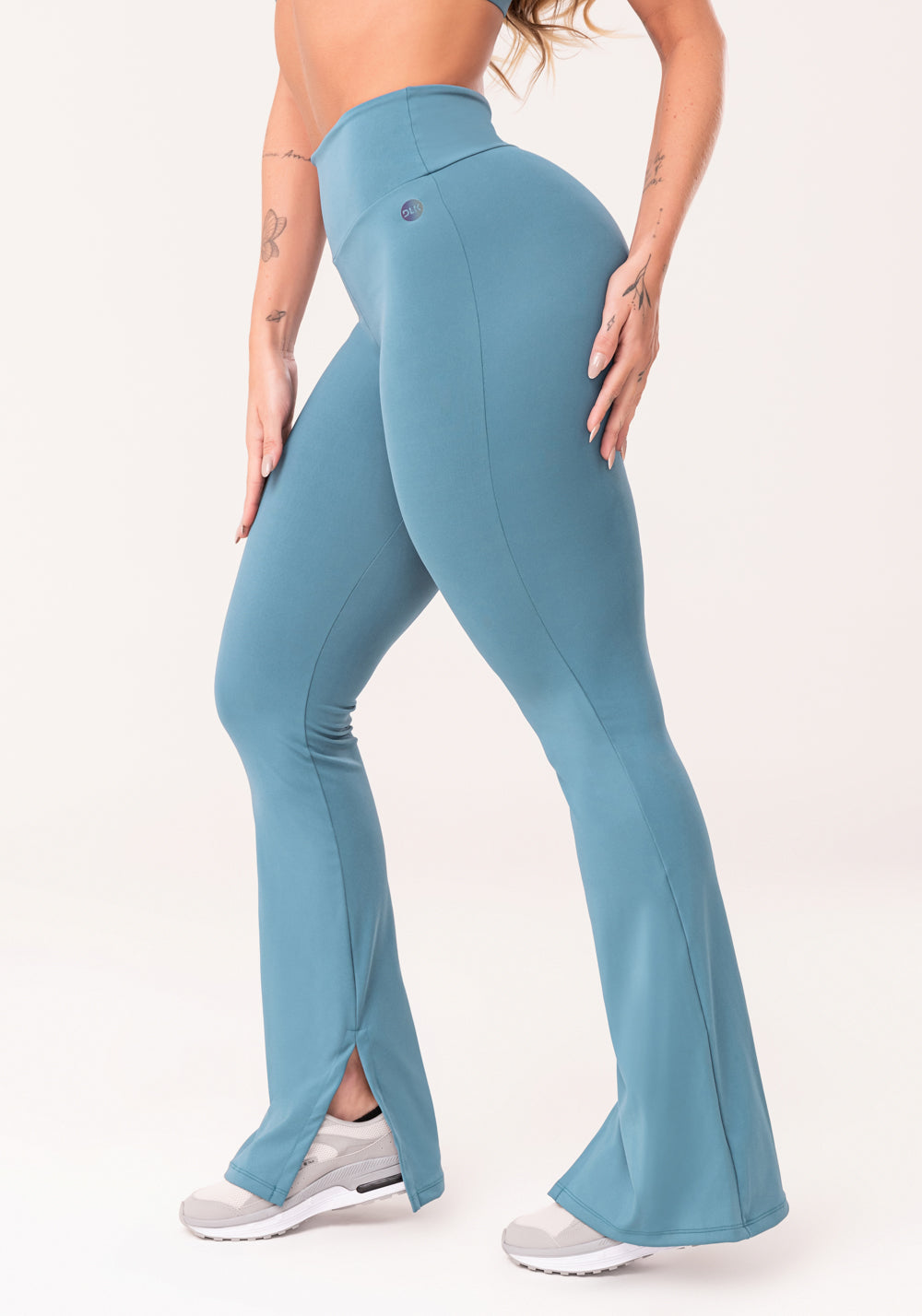 Calça Flare Feminina Azul Com Fenda Oasis Dlk