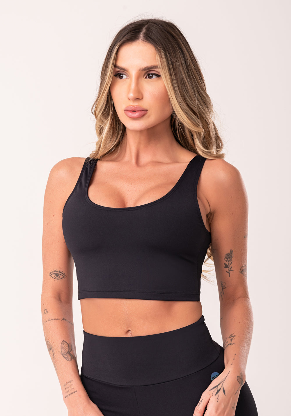 Top Cropped Fitness Feminino Preto Com Recortes Oasis Dlk