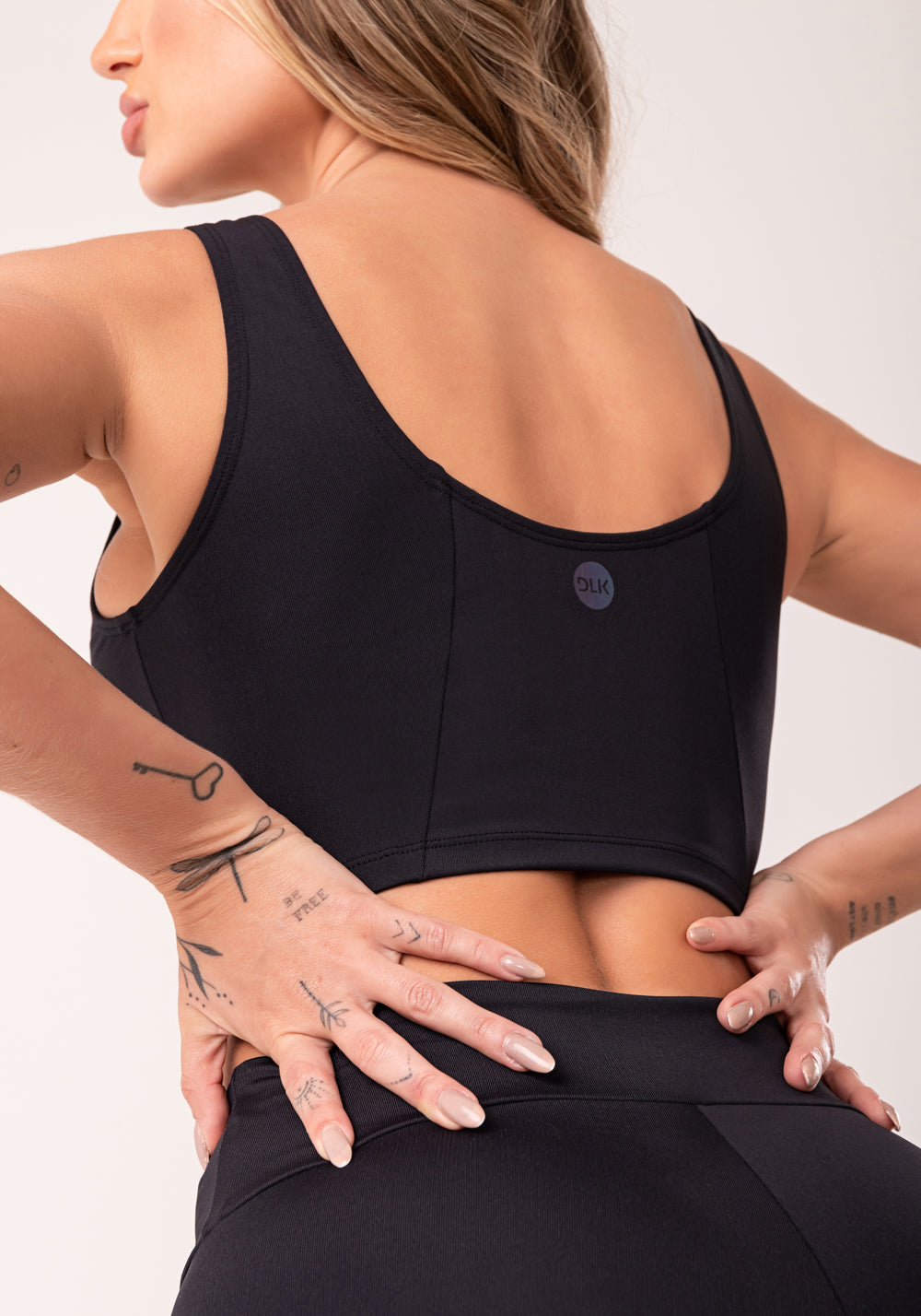Top Cropped Fitness Feminino Preto Com Recortes Oasis Dlk
