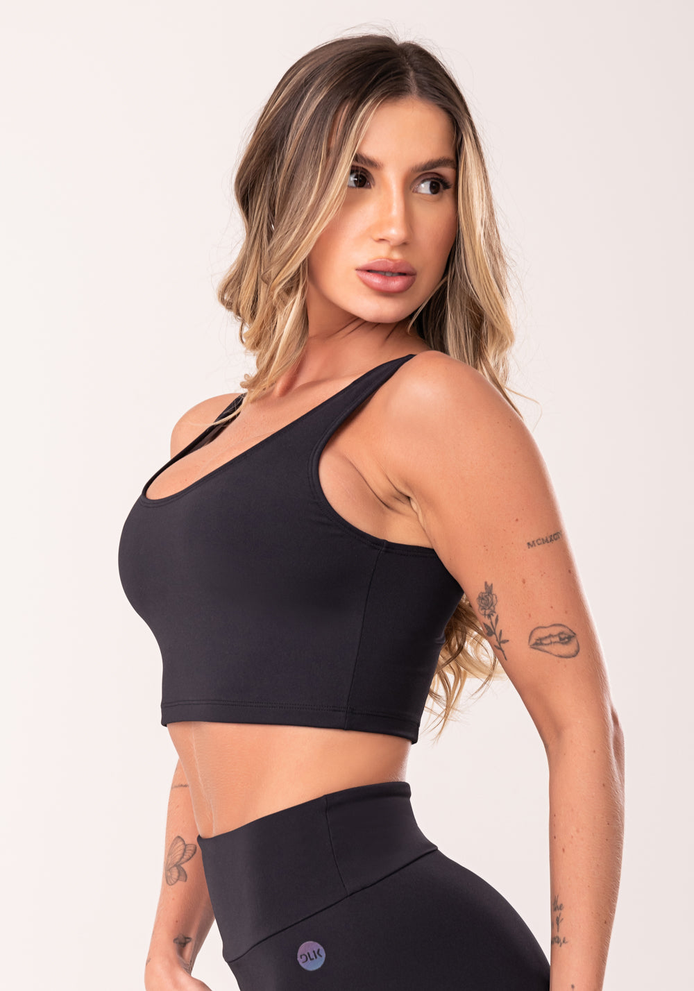 Top Cropped Fitness Feminino Preto Com Recortes Oasis Dlk