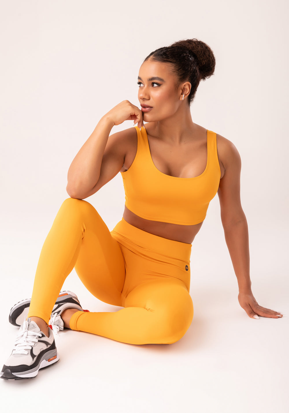 Top Cropped Fitness Feminino Amarelo Com Recortes Oasis Dlk