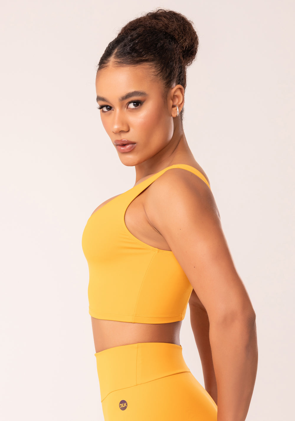 Top Cropped Fitness Feminino Amarelo Com Recortes Oasis Dlk