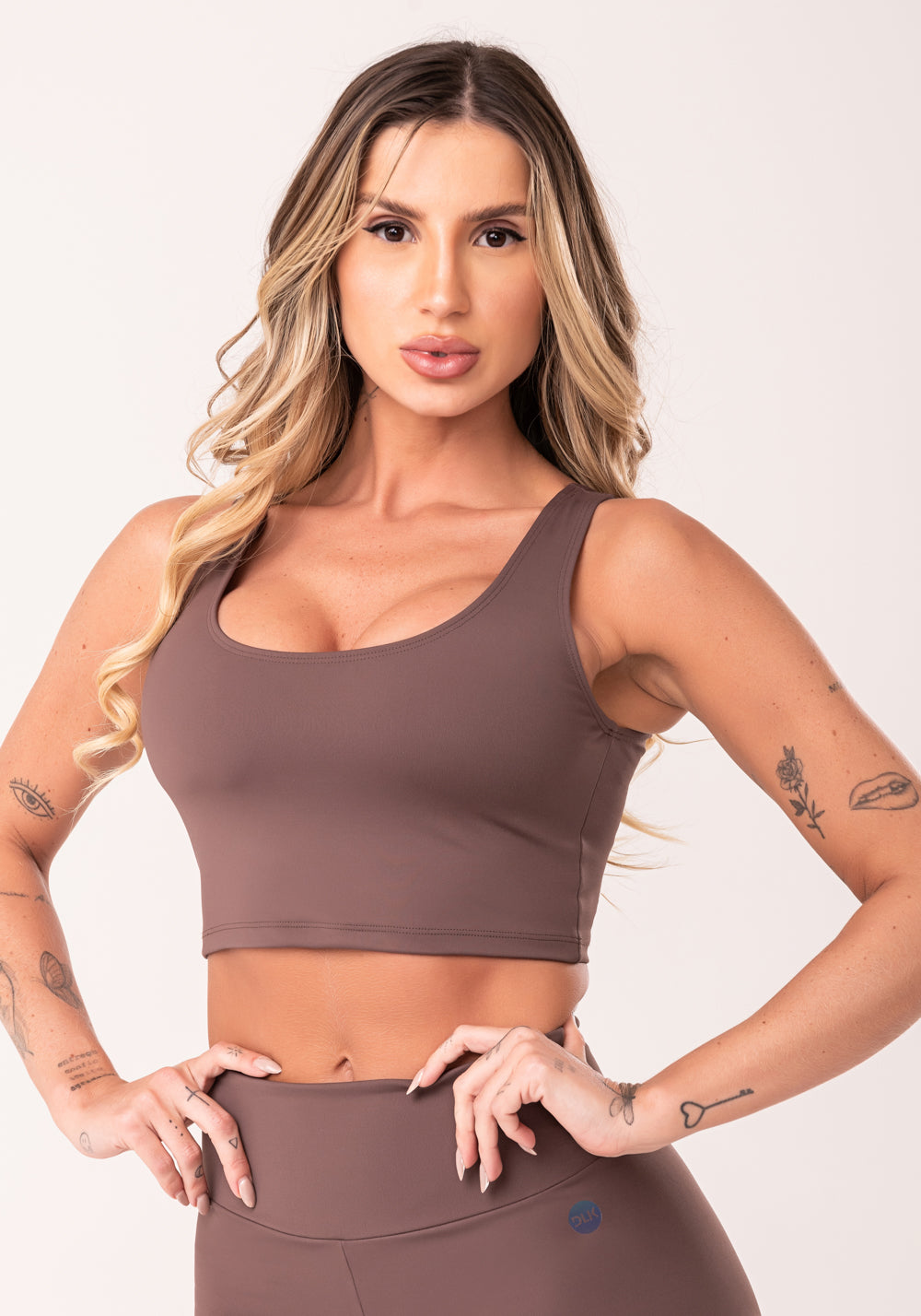 Top Cropped Fitness Feminino Marrom Com Recortes Oasis Dlk