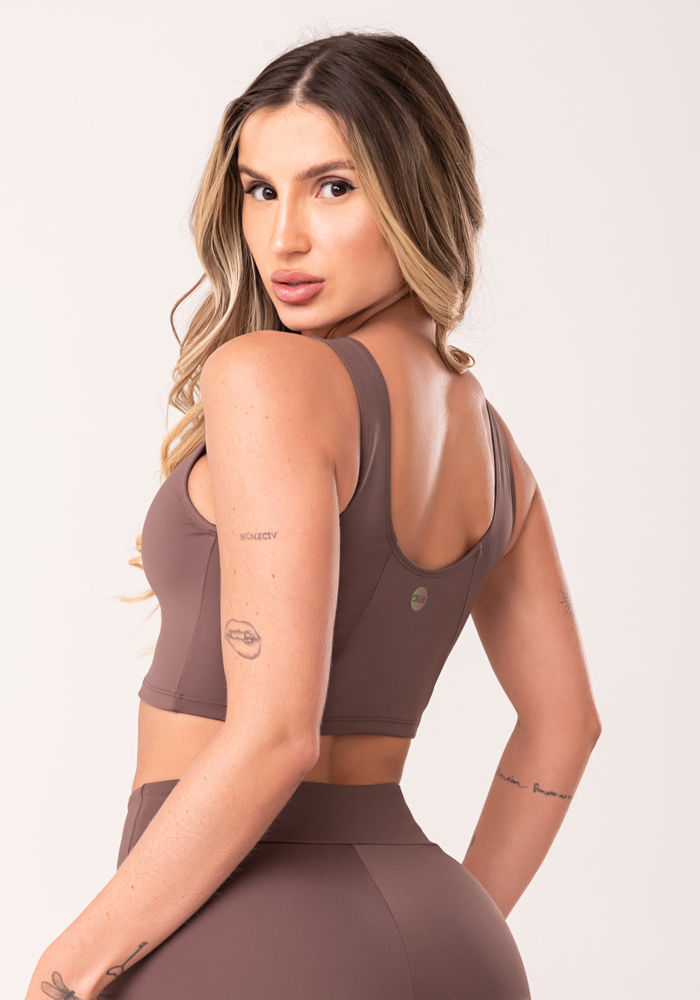Top Cropped Fitness Feminino Marrom Com Recortes Oasis Dlk