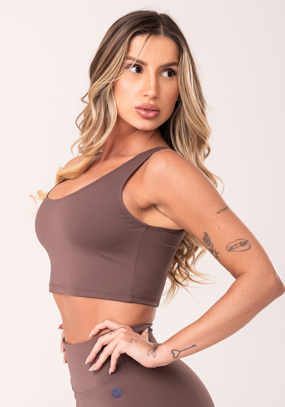 Top Cropped Fitness Feminino Marrom Com Recortes Oasis Dlk
