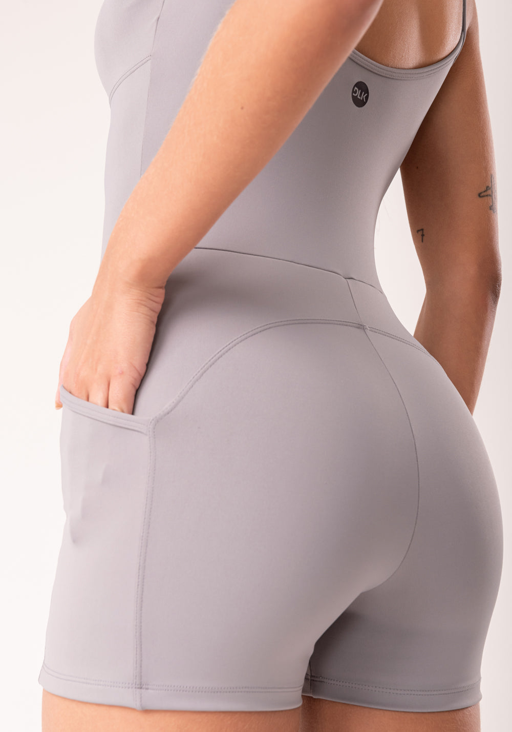 Macaquinho Fitness Feminino Cinza Com Bolsos Oasis Dlk