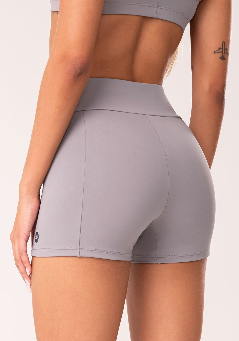 Short Fitness Feminino Cinza Com Recortes Oasis Dlk