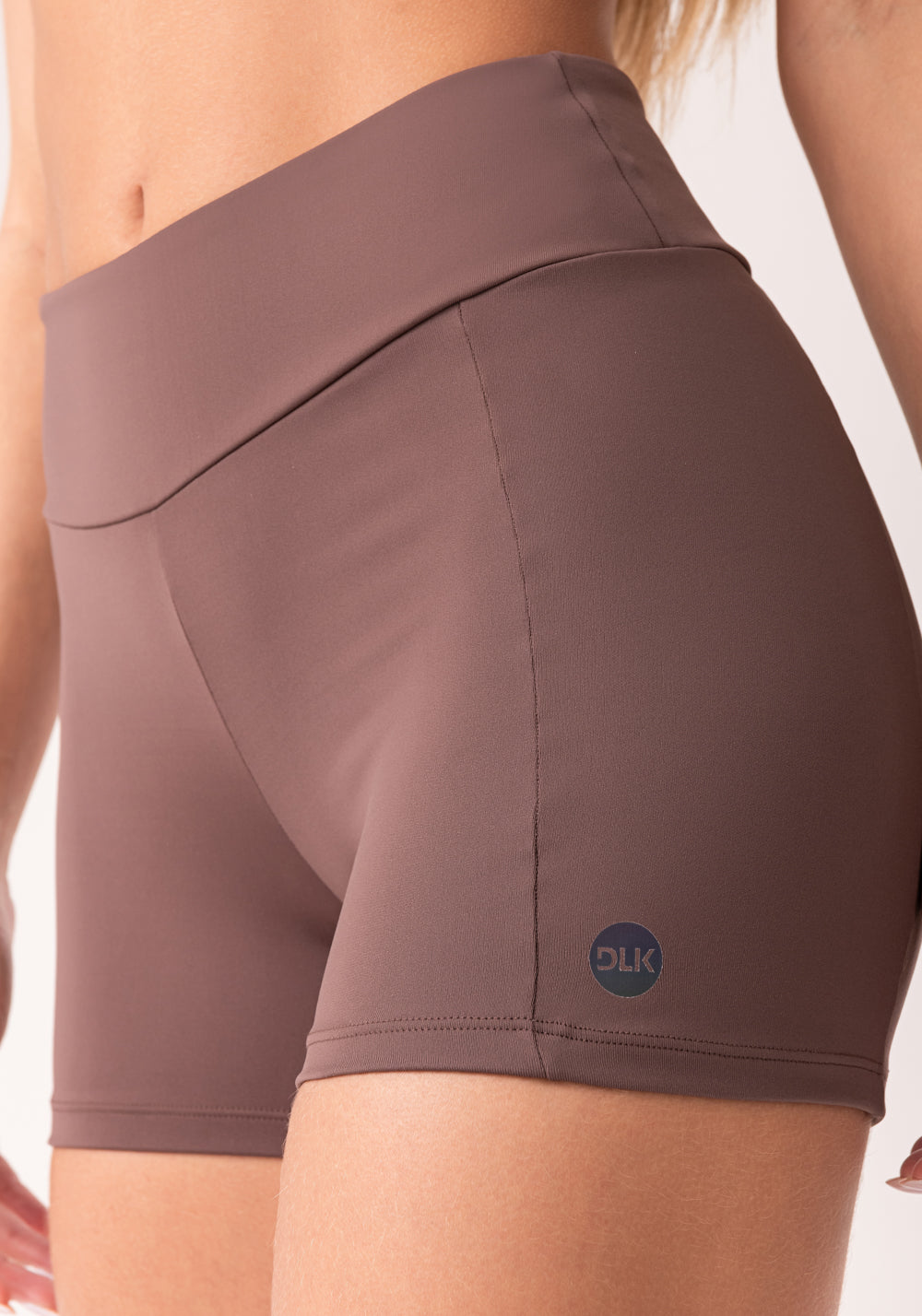 Short Fitness Feminino Marrom Com Recortes Oasis Dlk
