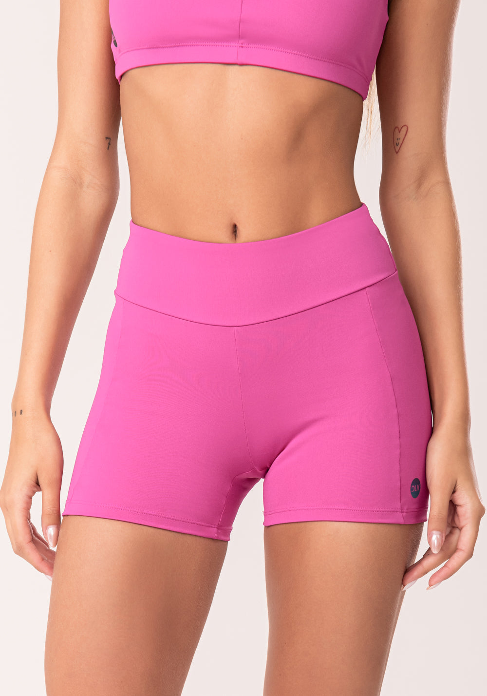 Short Fitness Feminino Rosa Fúcsia Com Recortes Oasis Dlk