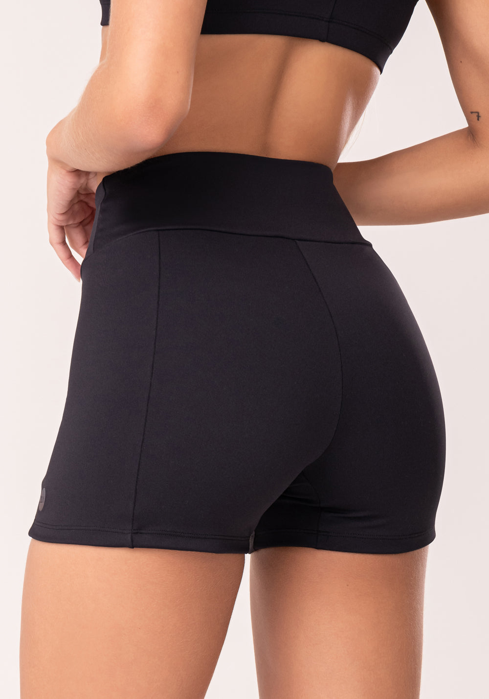 Short Fitness Feminino Preto Com Recortes Oasis Dlk
