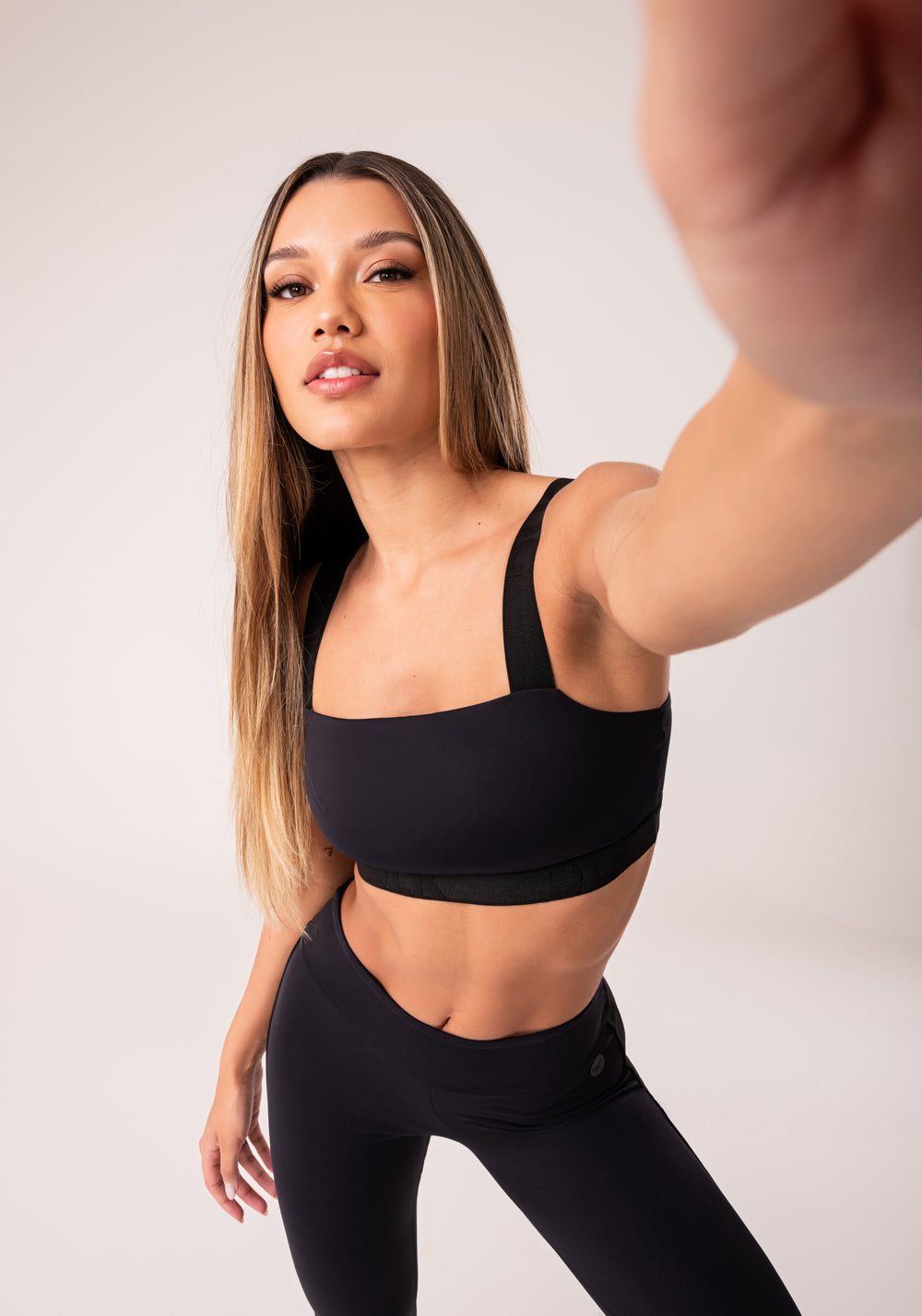 Top Fitness Feminino Preto Com Decote Reto E Elástico Oasis Dlk