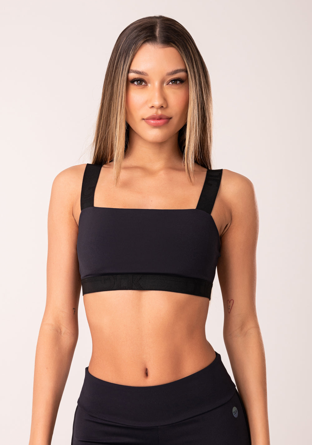 Top Fitness Feminino Preto Com Decote Reto E Elástico Oasis Dlk