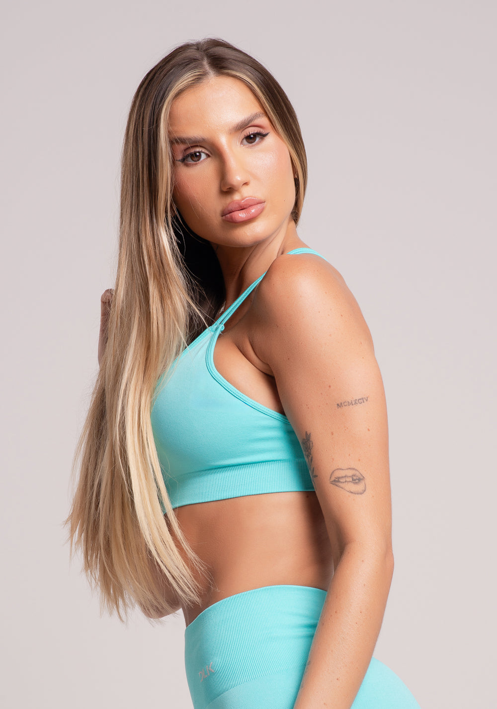 Top Fitness Feminino Verde Água Com Bojo E Alças Cruzadas Seamless+ Dlk