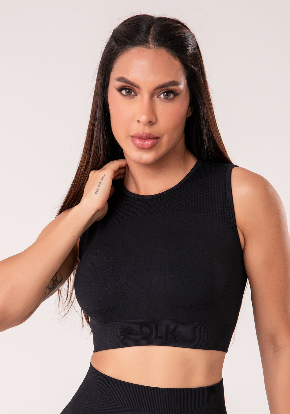 Top Fitness Feminino Preto Texturizado Com Detalhe Vazado Seamless+ Dlk
