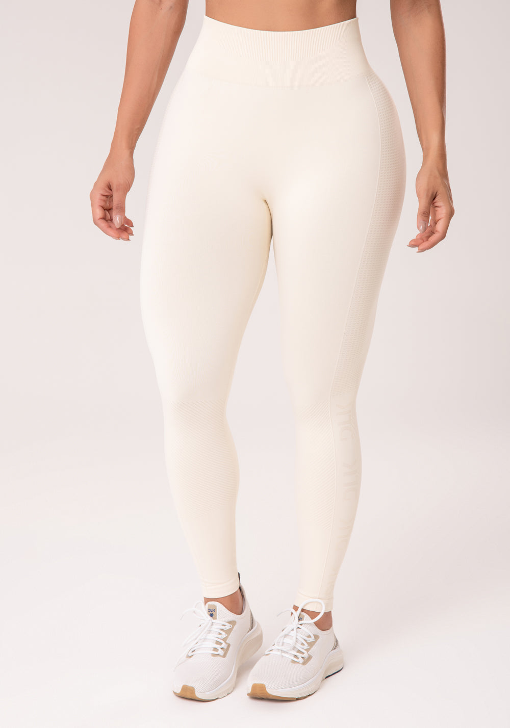 Legging Fitness Feminina Creme Com Detalhe Logomania E Modela Bumbum Seamless+ Dlk