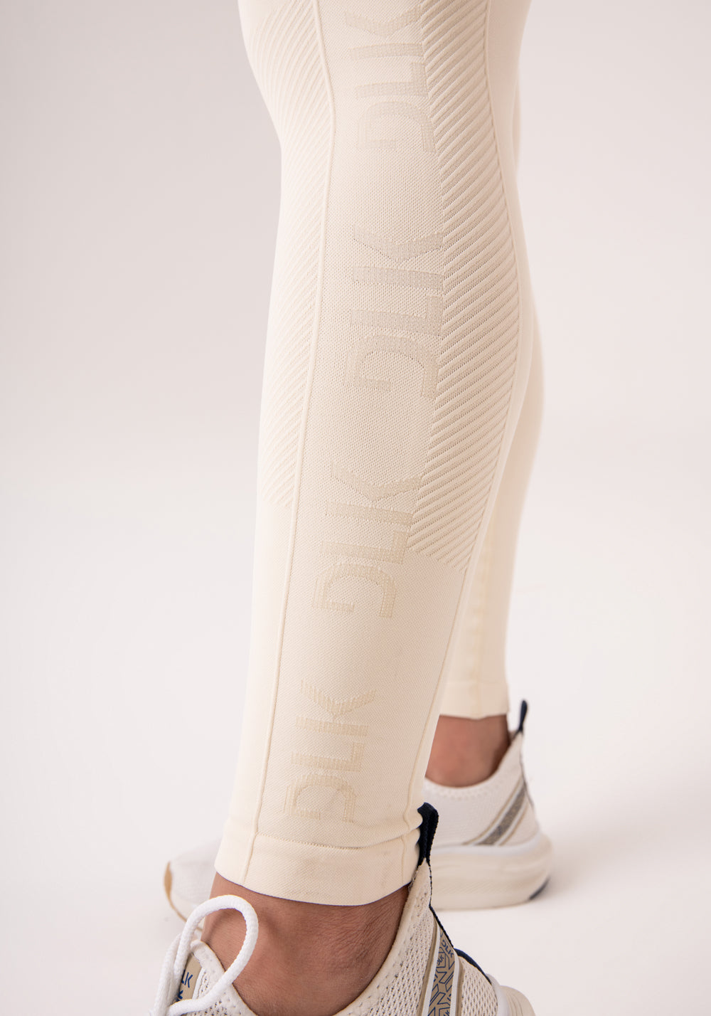 Legging Fitness Feminina Creme Com Detalhe Logomania E Modela Bumbum Seamless+ Dlk