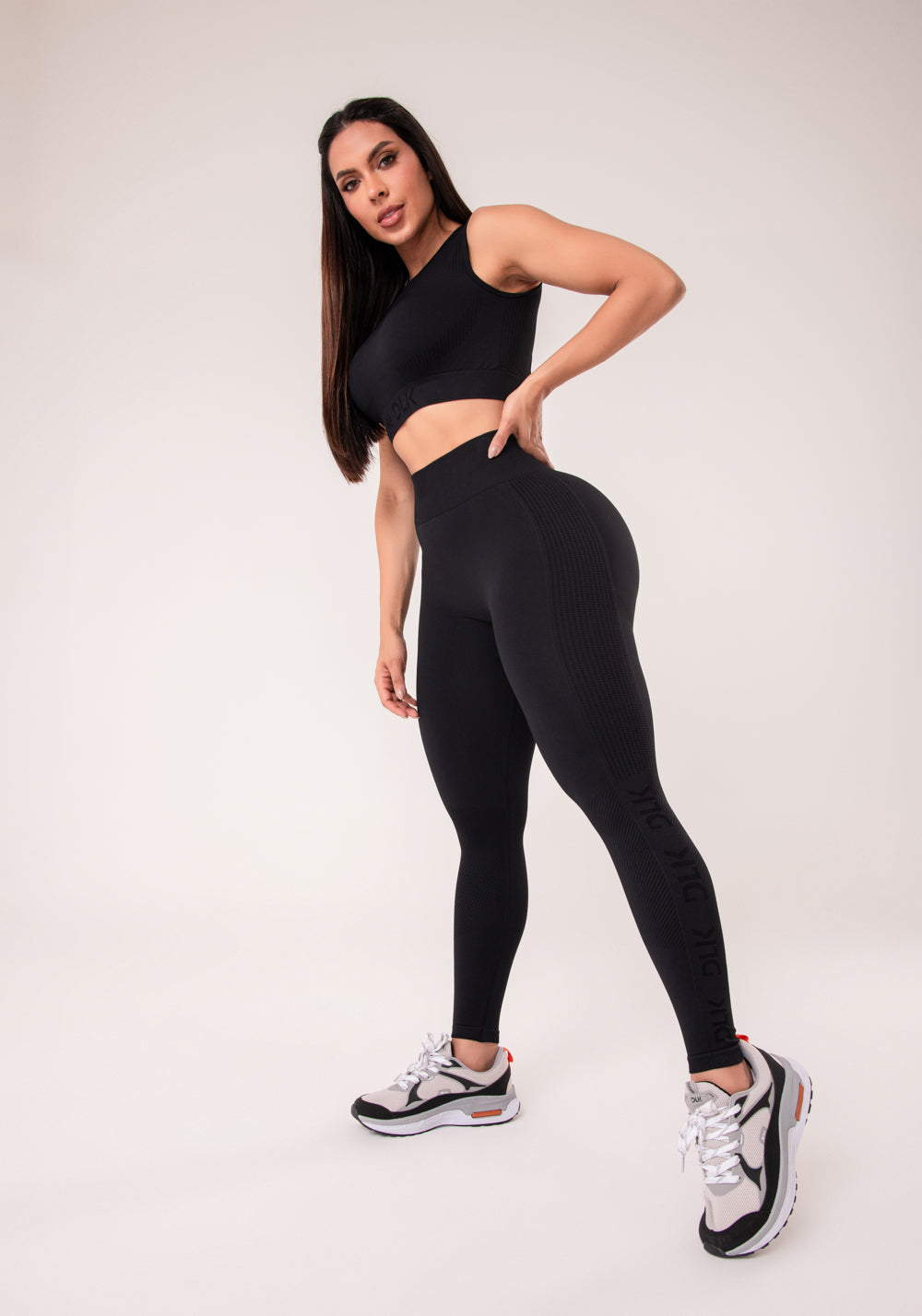 Legging Fitness Feminina Preto Com Detalhe Logomania E Modela Bumbum Seamless+ Dlk