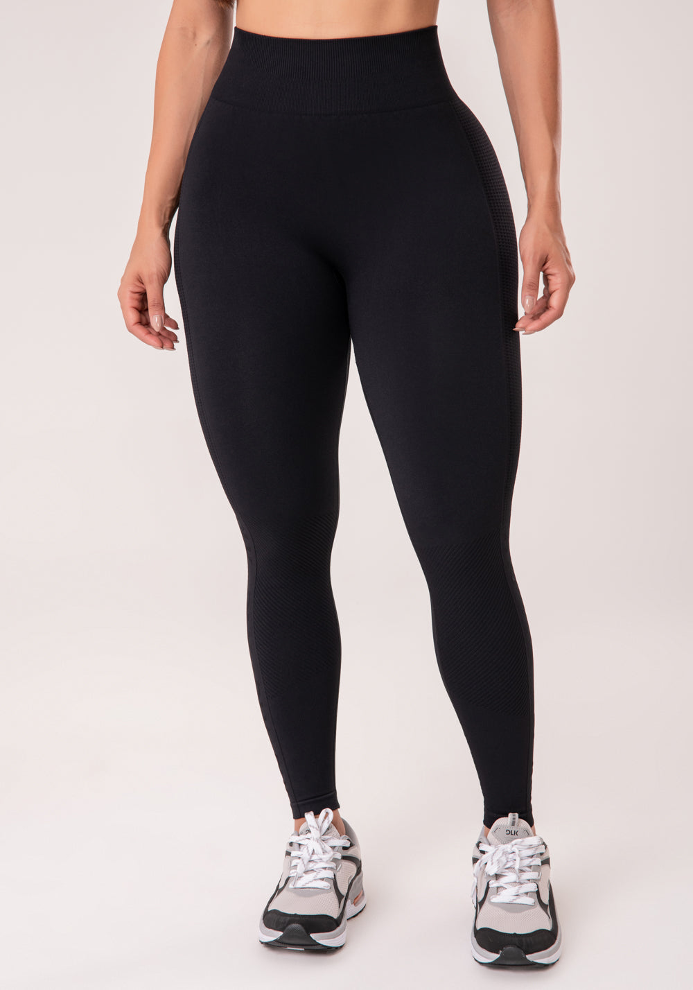 Legging Fitness Feminina Preto Com Detalhe Logomania E Modela Bumbum Seamless+ Dlk
