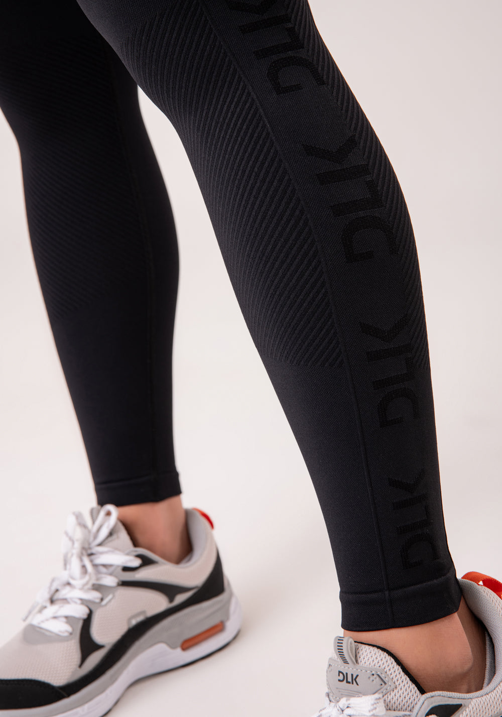 Legging Fitness Feminina Preto Com Detalhe Logomania E Modela Bumbum Seamless+ Dlk