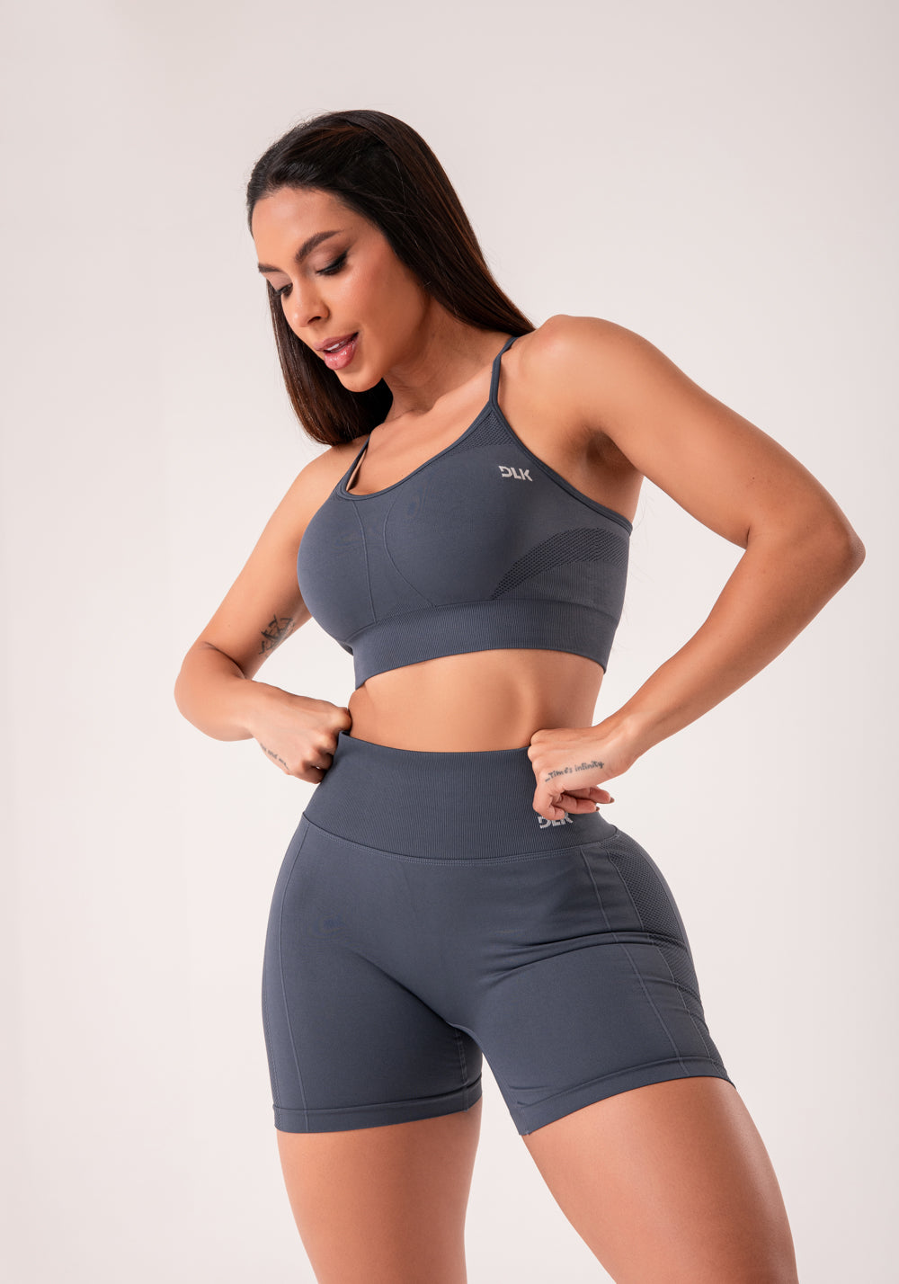 Top Fitness Feminino Cinza Chumbo Com Bojo E Alças Cruzadas Reguláveis Seamless+ Dlk
