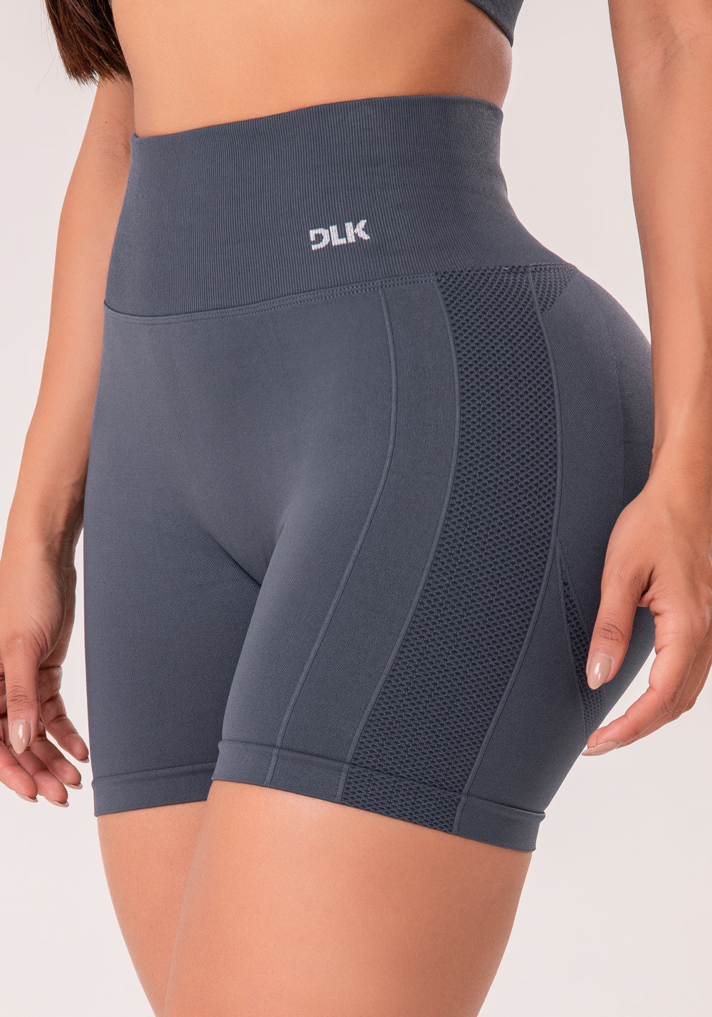 Short Fitness Feminino Cinza Chumbo Com Detalhe Texturizado E Modela Bumbum Seamless+ Dlk