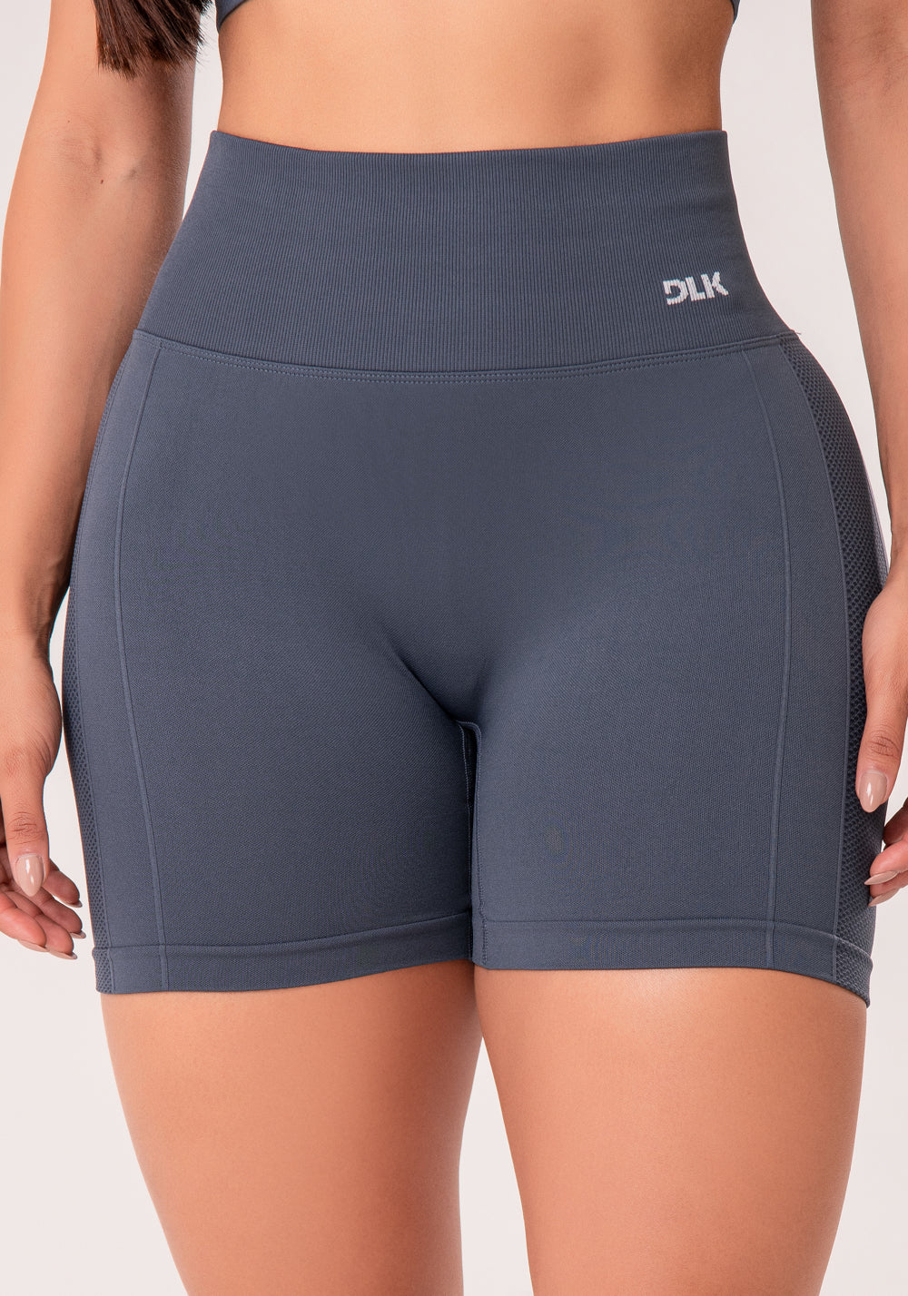 Short Fitness Feminino Cinza Chumbo Com Detalhe Texturizado E Modela Bumbum Seamless+ Dlk