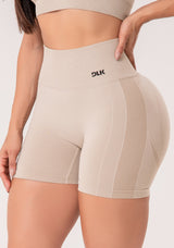 Short Fitness Feminino Areia Com Detalhe Texturizado E Modela Bumbum Seamless+ Dlk