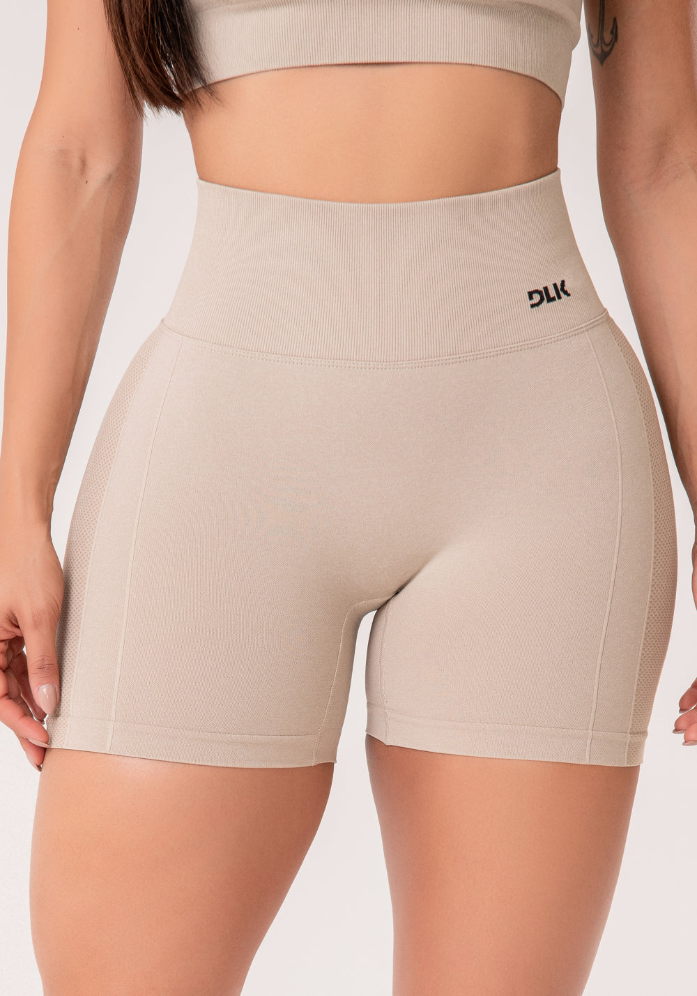Short Fitness Feminino Areia Com Detalhe Texturizado E Modela Bumbum Seamless+ Dlk