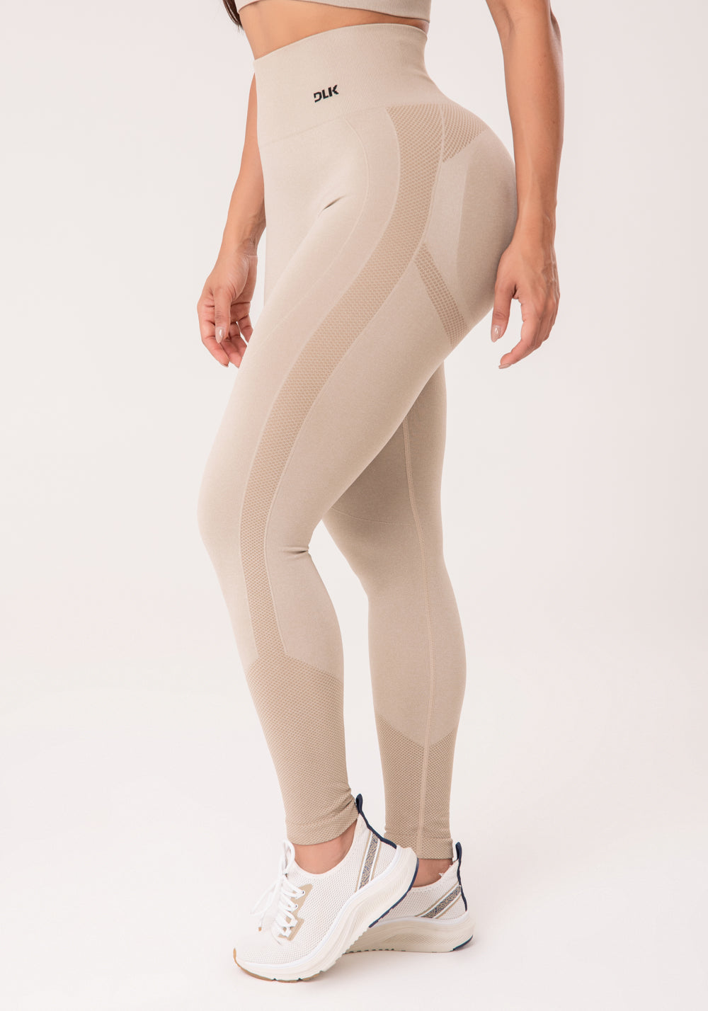 Legging Fitness Feminina Areia Com Detalhe Texturizado E Modela Bumbum Seamless+ Dlk